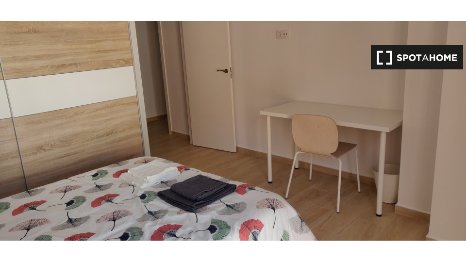 Double room Valencia, 3 beds, 90m² — photo 3