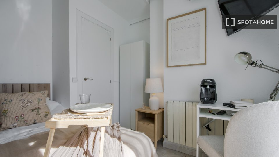 Double room Madrid, 5 beds, 80m² — photo 11