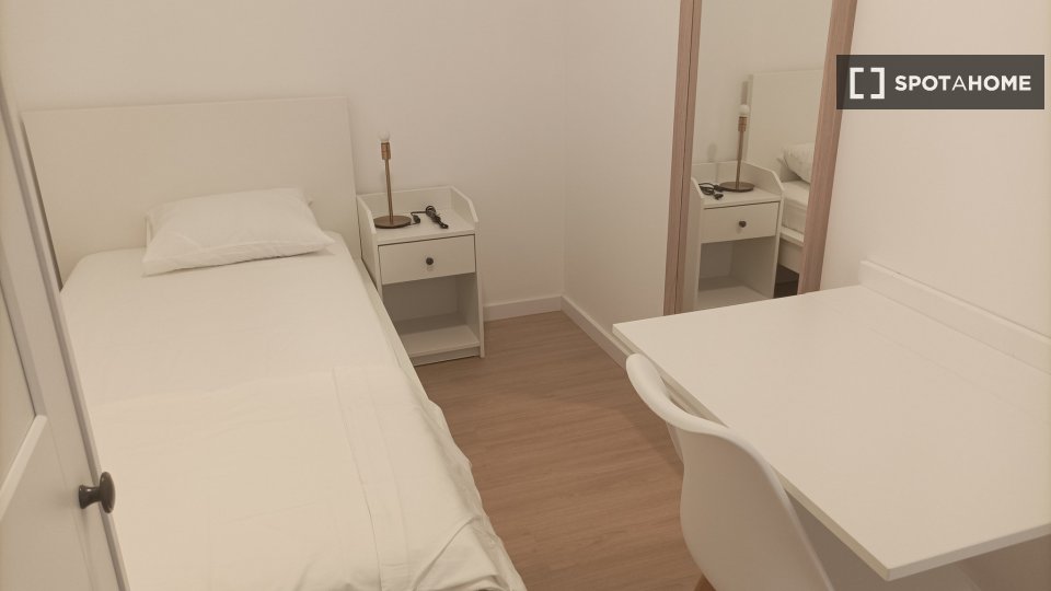 Double room Lisbon, 6 beds — photo 8