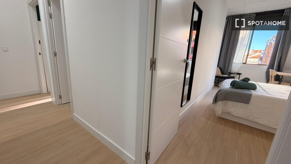 Double room Madrid, 5 beds, 90m² — photo 9