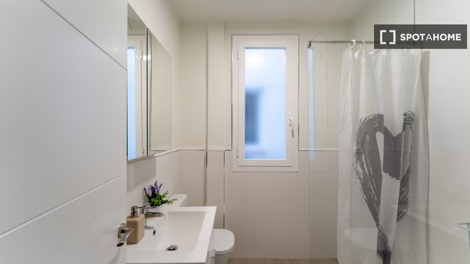 Double room Madrid, 3 beds — photo 15