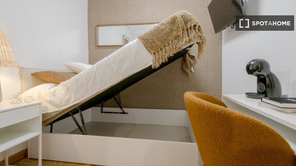 Double room Madrid, 6 beds, 100m² — photo 5