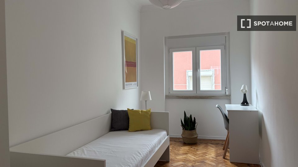 Double room Lisbon, 3 beds, 60m² — photo 5