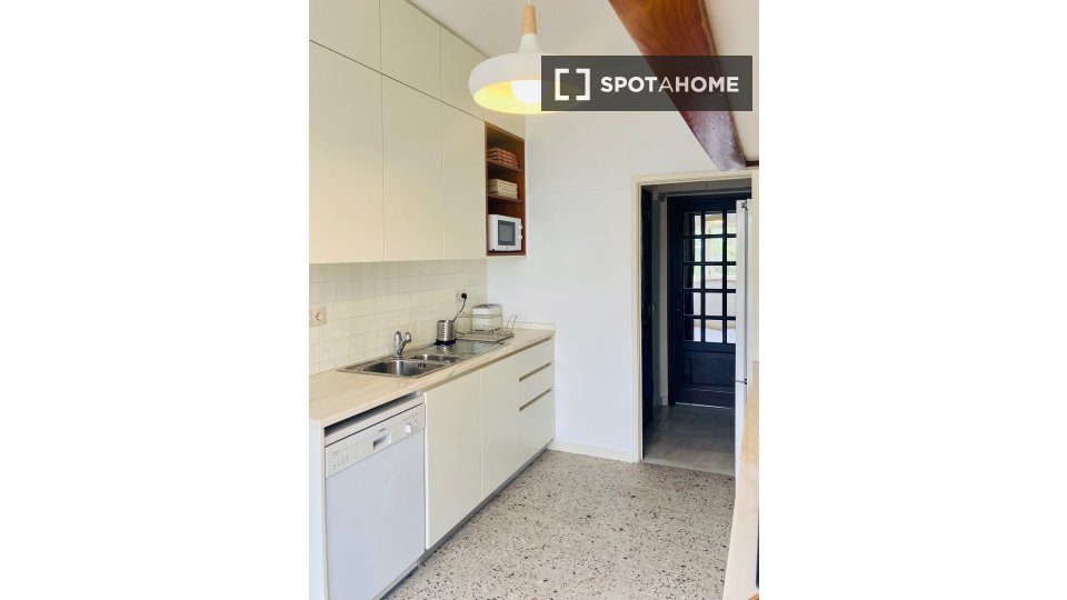 Double room Lisbon, 3 beds — photo 8