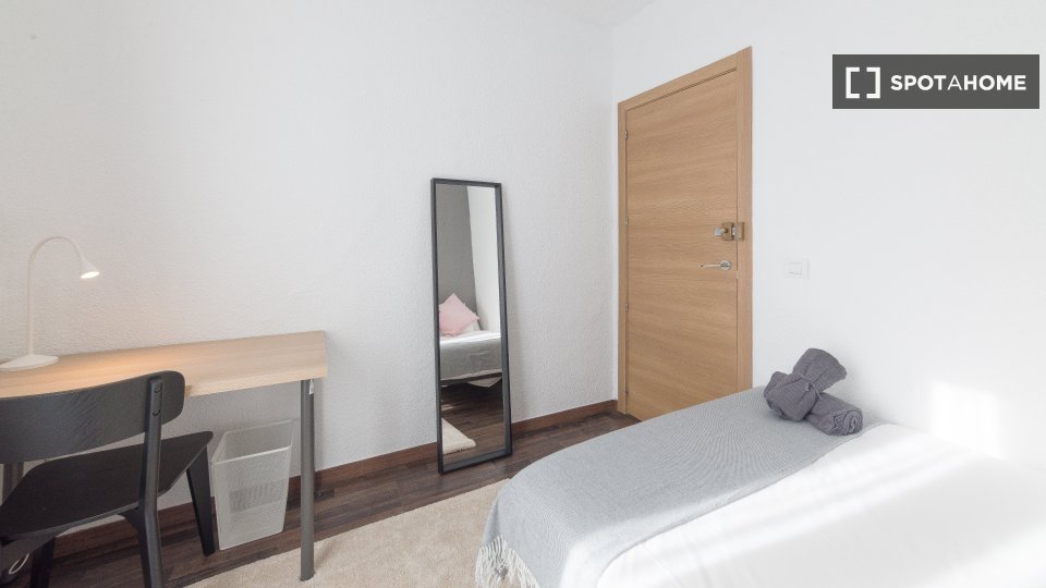 Double room Madrid, 9 beds, 170m² — photo 6