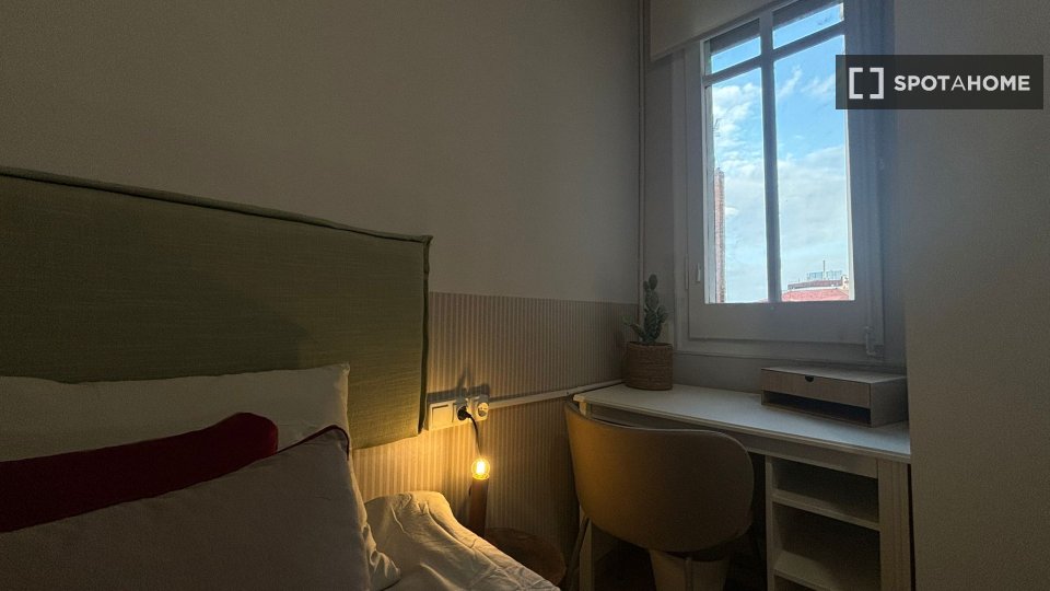 Double room Barcelona, 5 beds, 80m² — photo 11