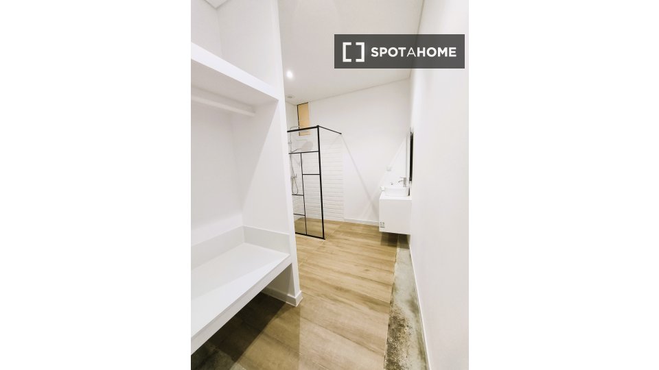 Apartment Lisbon, 2 beds, 105m² — photo 13