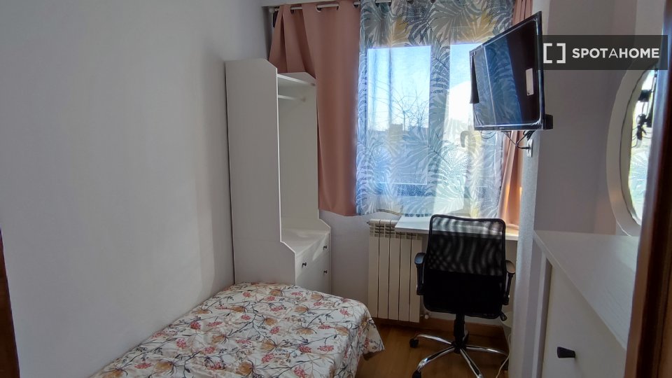 Double room Madrid, 5 beds, 110m² — photo 2