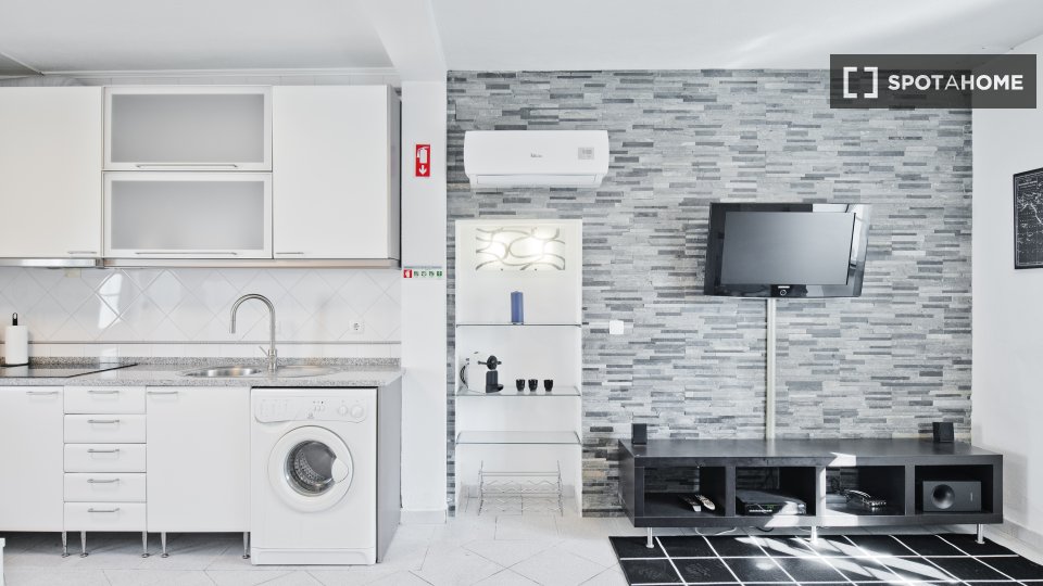 Apartment Lisbon, 2 beds, 50m² — photo 12