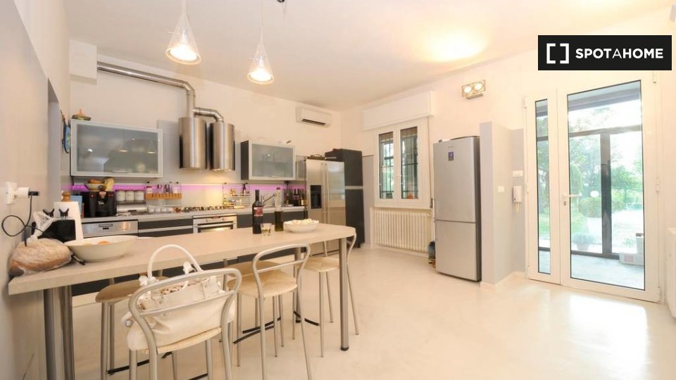 Double room Bologna, 3 beds — photo 12