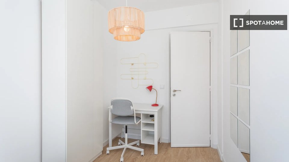 Double room Lisbon, 5 beds — photo 12