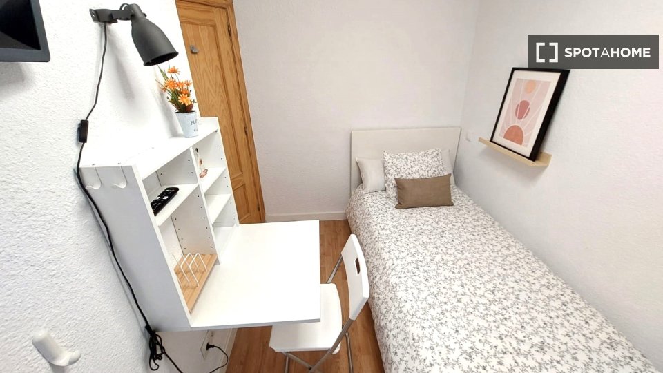 Double room Madrid, 3 beds, 60m² — photo 18