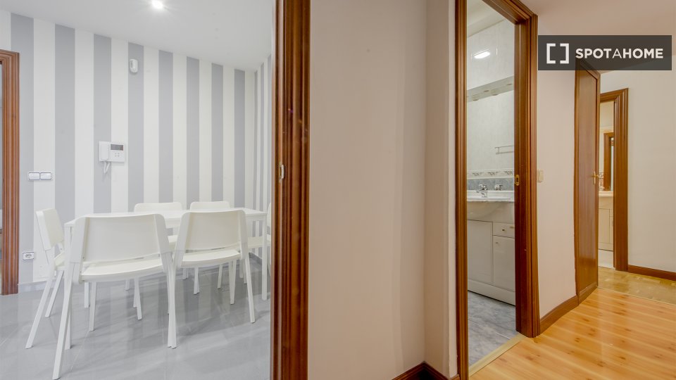 Double room Madrid, 8 beds, 240m² — photo 9