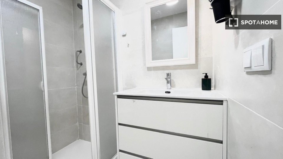 Double room Madrid, 3 beds — photo 15
