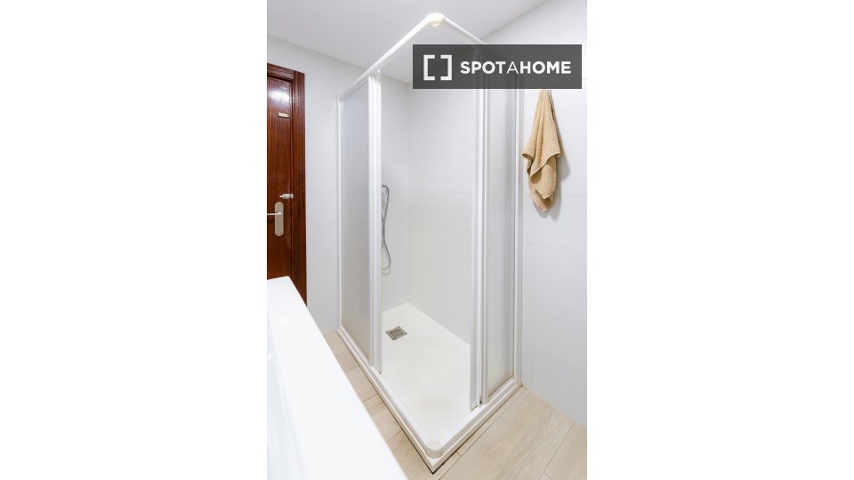 Double room Alicante, 5 beds, 95m² — photo 8