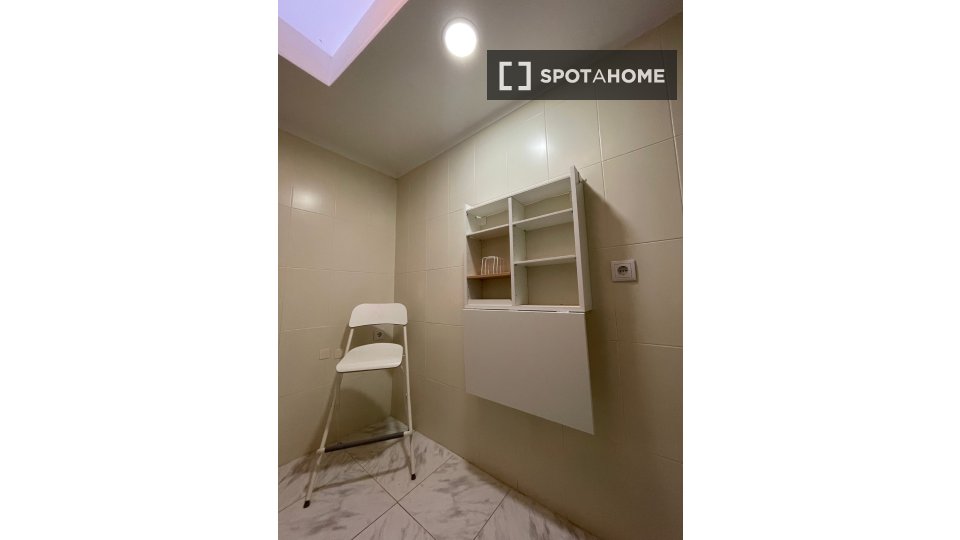 Double room Lisbon, 3 beds — photo 19