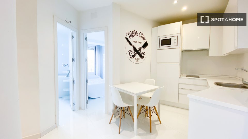 Double room Madrid, 3 beds, 60m² — photo 9