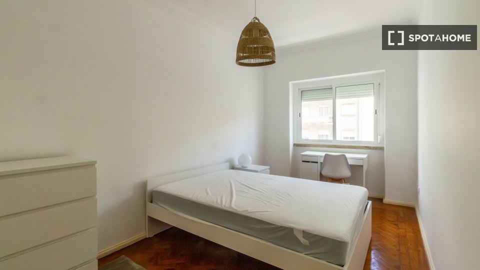Double room Lisbon, 3 beds, 90m² — photo 22