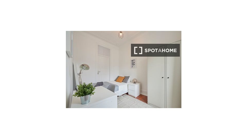Double room Lisbon, 6 beds — photo 18