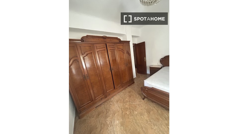 Double room Granada, 1 bed, 77m² — photo 4