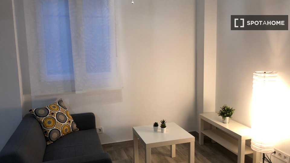 Fully furnished and equipped apartment with balcony - à Madrid