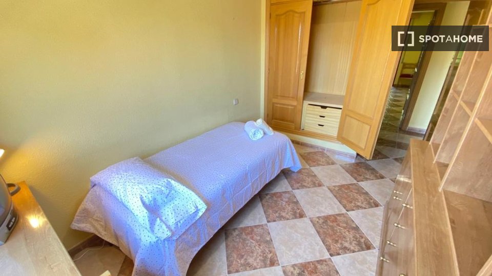 Habitación en piso compartido de 7 habitaciones en Entrevías, Madrid.