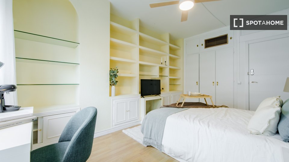 Double room Madrid, 11 beds, 250m² — photo 15