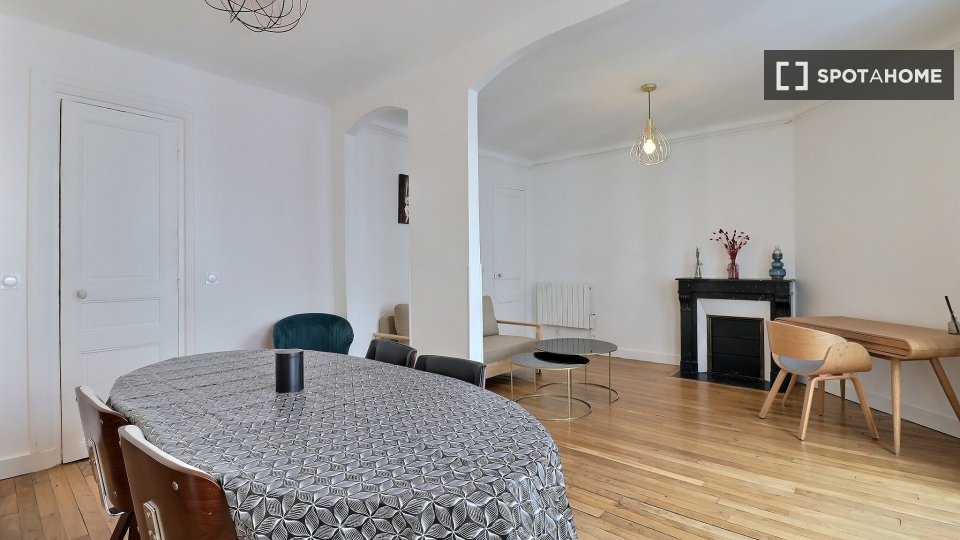 Appartamento con una camera da letto in affitto a La Fourche-Guy Môquet, Parigi - a Parigi