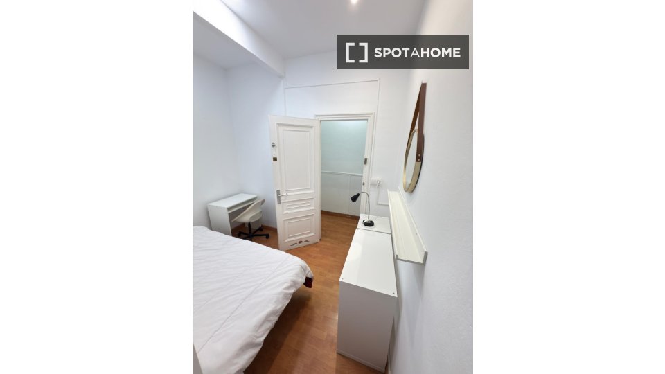 Double room Barcelona, 15 beds, 380m² — photo 1