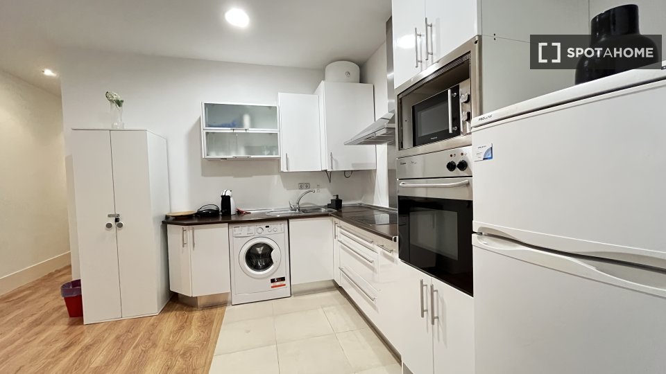 Double room Madrid, 3 beds — photo 22
