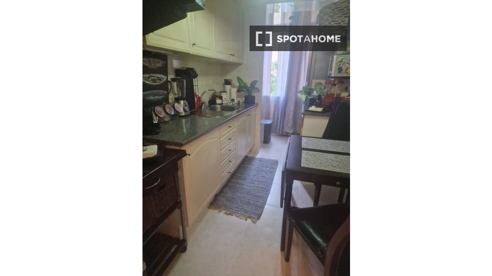 Double room Lisbon, 3 beds — photo 15