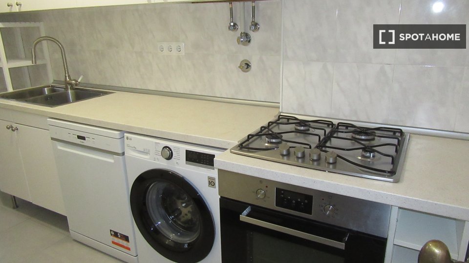 Double room Lisbon, 3 beds, 100m² — photo 10
