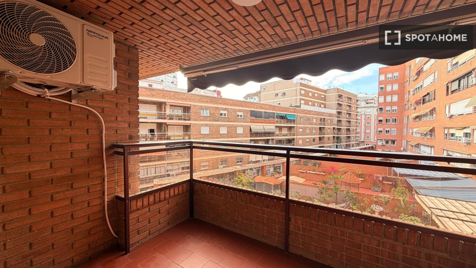 Double room Valencia, 5 beds, 150m² — photo 16