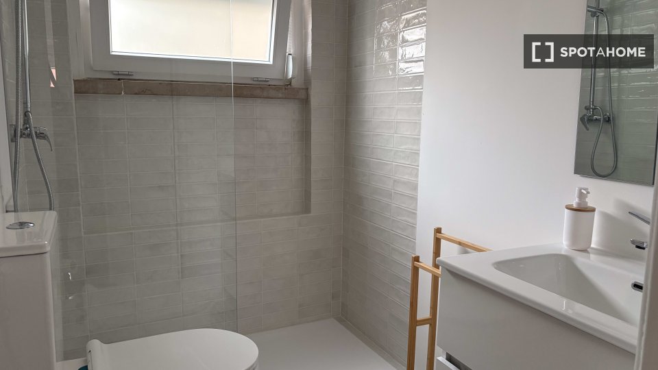 Double room Lisbon, 3 beds, 60m² — photo 9