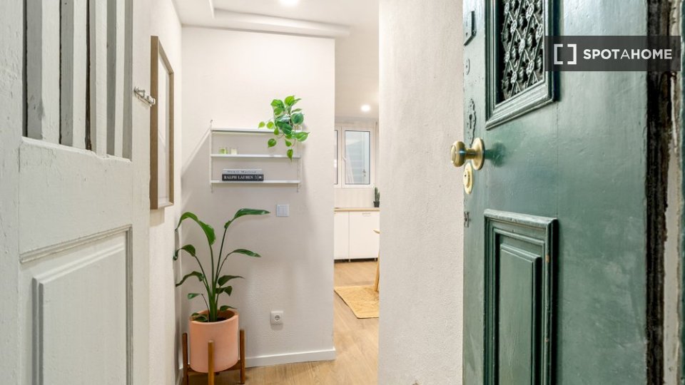 Double room Lisbon, 1 bed — photo 17