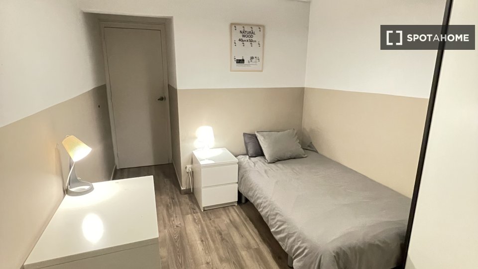 Double room Barcelona, 3 beds, 55m² — photo 6