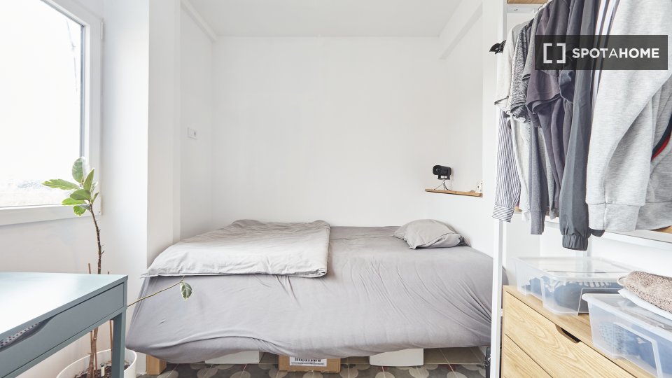 Double room Valencia, 3 beds, 140m² — photo 1