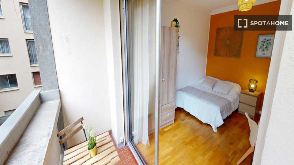 Double room Paris, 5 beds, 110m² — photo 3