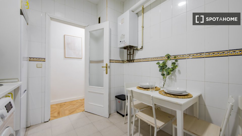 Double room Madrid, 5 beds, 130m² — photo 16