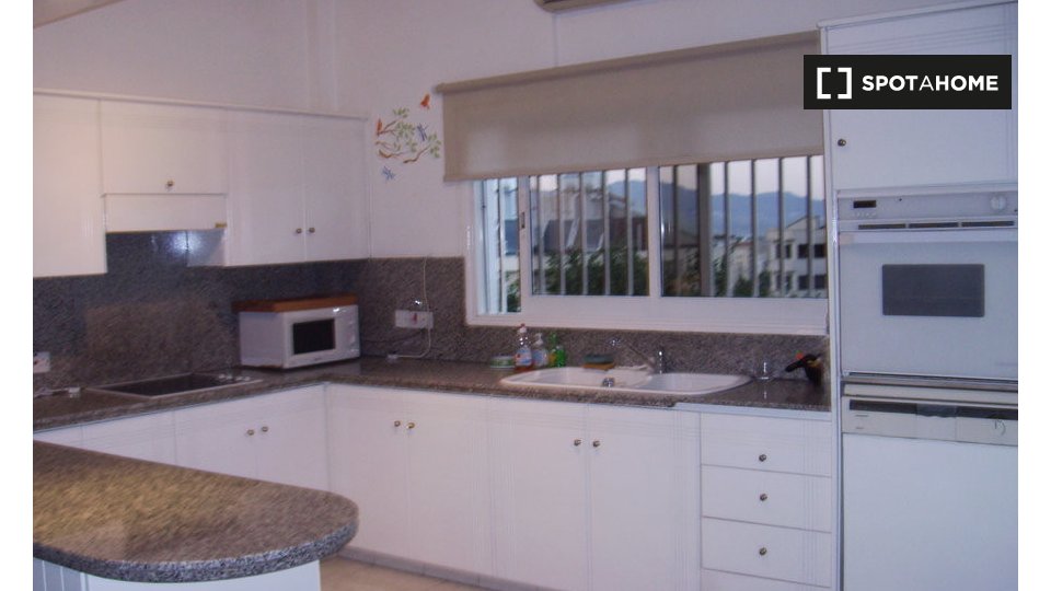 Double room Nicosia, 3 beds — photo 12