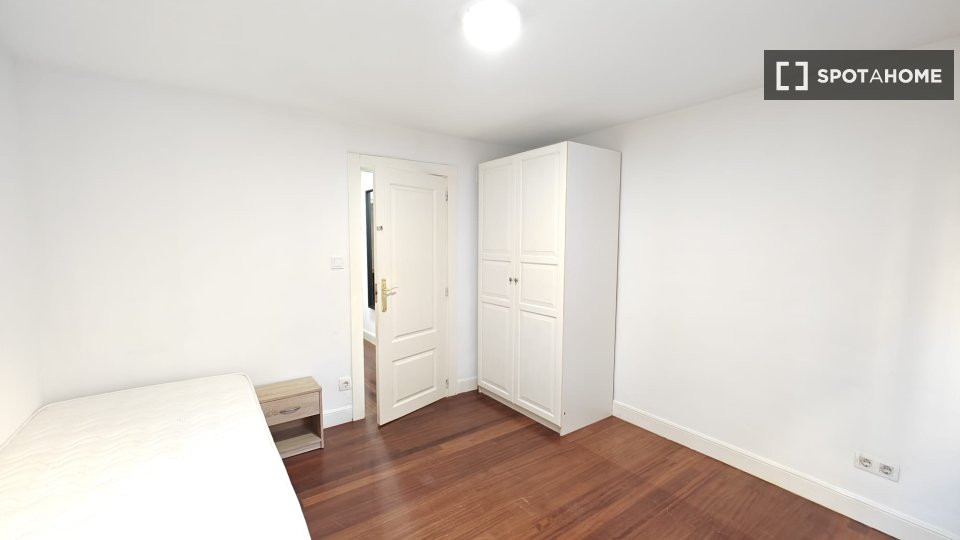 Apartment Bilbao, 3 beds, 65m² — photo 10