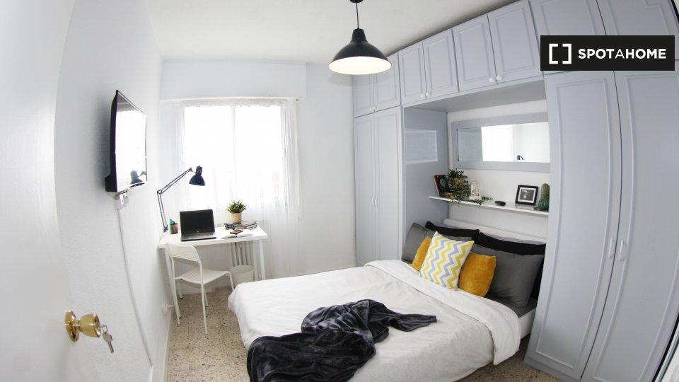 Double room Madrid, 5 beds, 100m² — photo 1