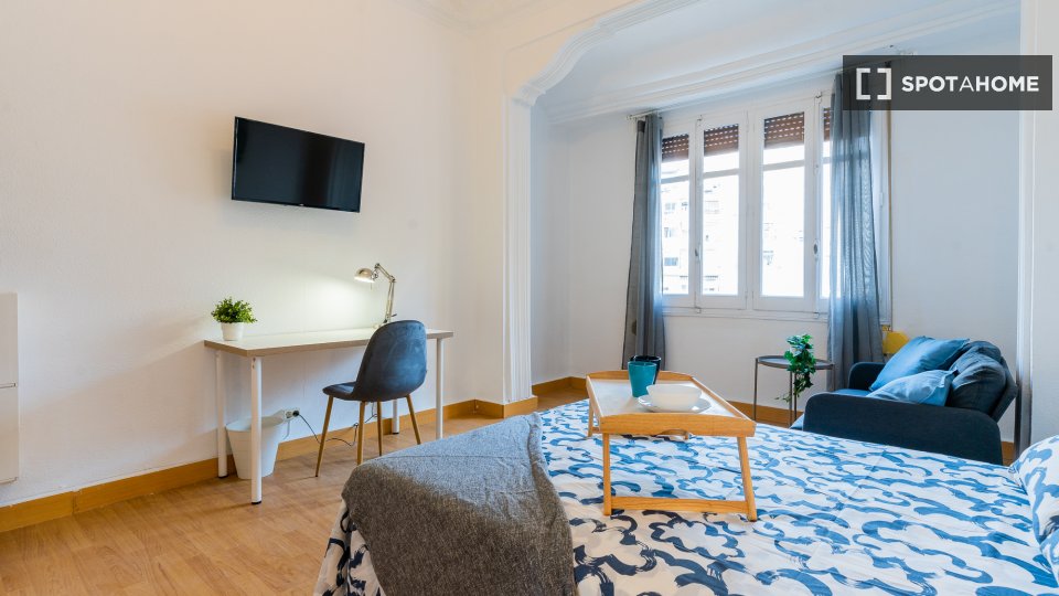Se alquila habitación en Arrancapins, Valencia.