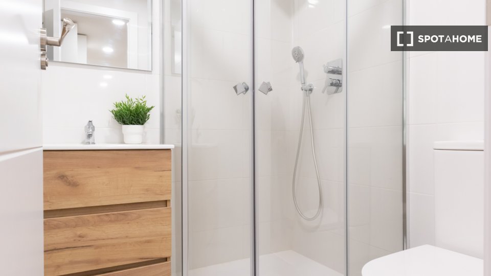 Double room Madrid, 6 beds, 200m² — photo 13