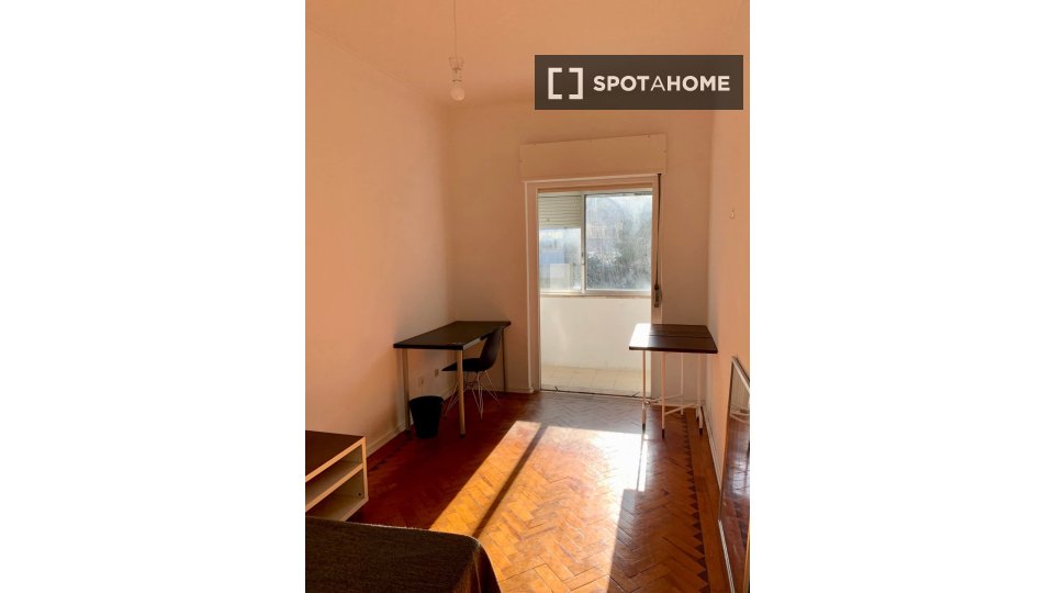 Double room Lisbon, 3 beds — photo 30