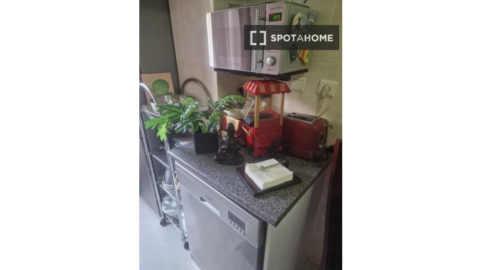 Double room Lisbon, 3 beds — photo 9