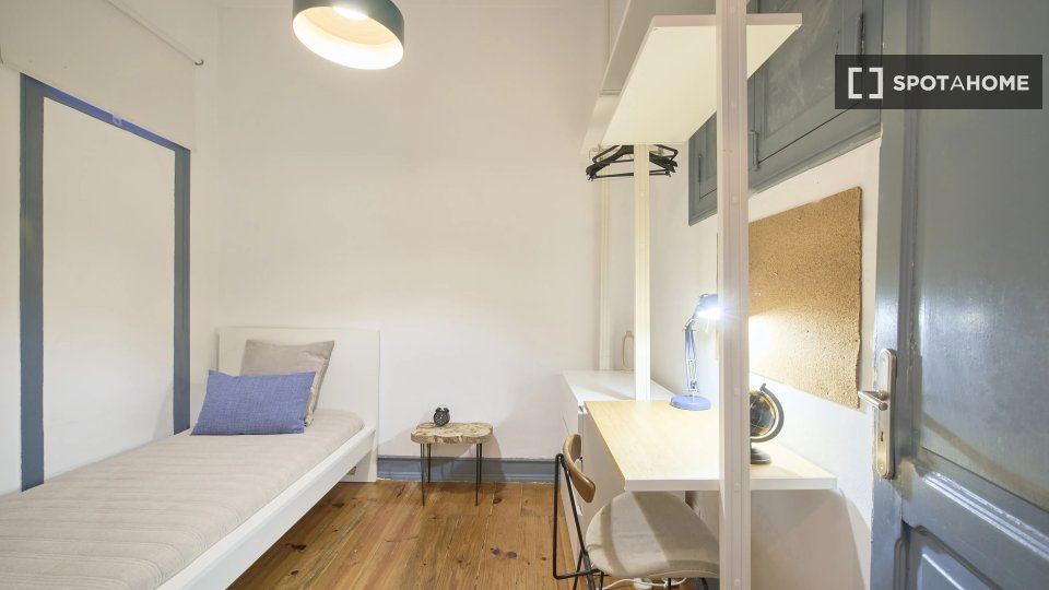 Double room Lisbon, 4 beds — photo 10