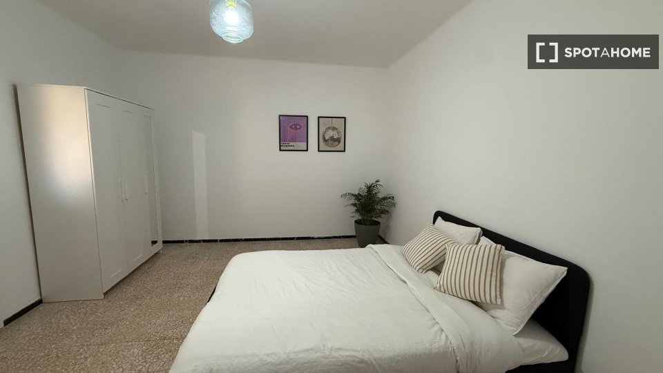 Double room Santa_Cruz_De_Tenerife, 1 bed, 100m² — photo 1