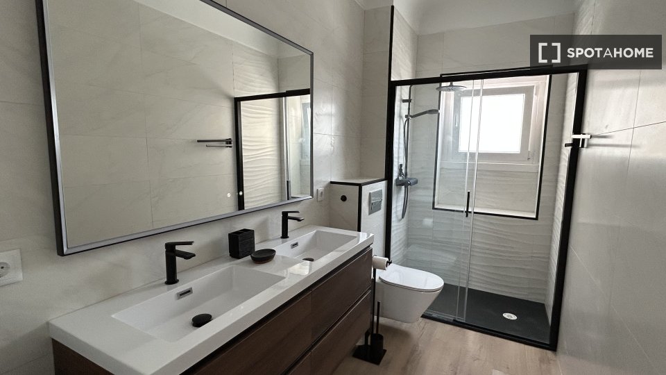 Apartment Lisbon, 2 beds, 83m² — photo 11