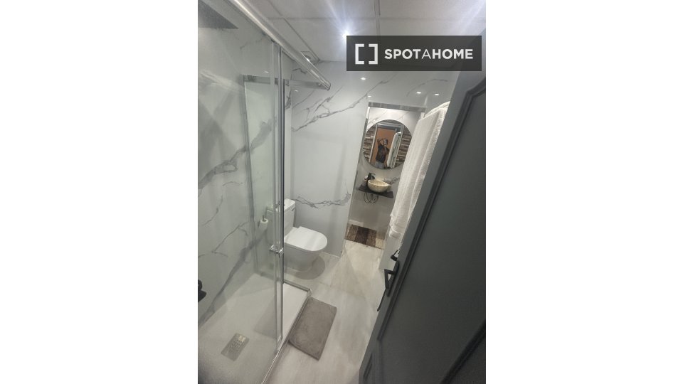 Double room Barcelona, 1 bed, 80m² — photo 3